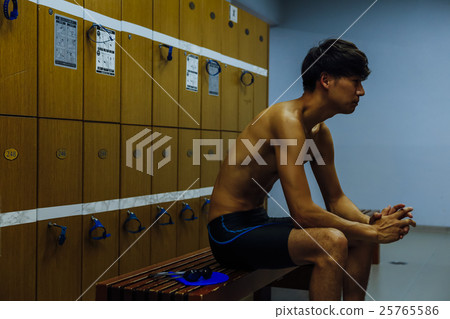 更衣室游泳運動員 更衣室游泳運動員 25765586
