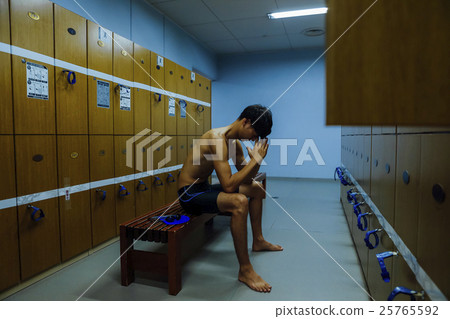 更衣室游泳運動員 25765592