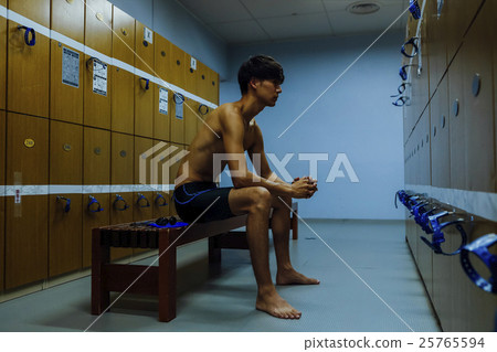 更衣室游泳運動員 25765594