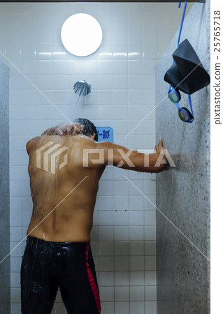 淋浴的運動員 25765718