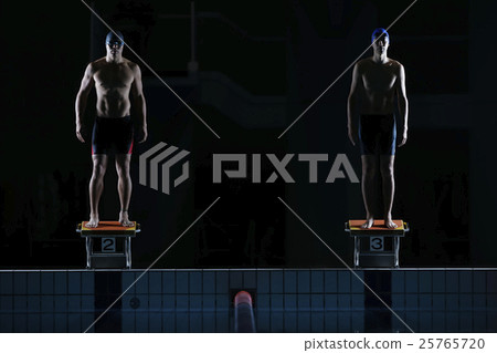 一開始就到達的游泳運動員 25765720