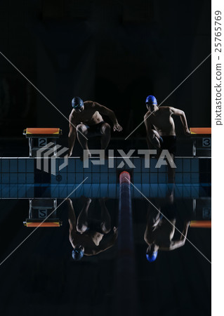 Swimmers who arrive at the start 25765769