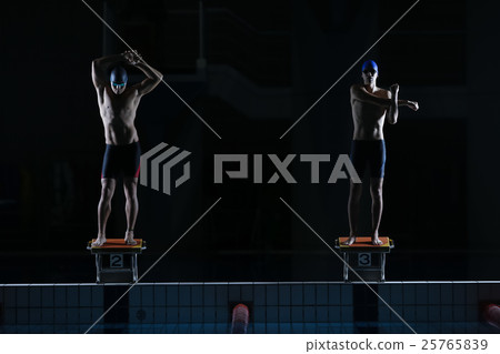 一開始就到達的游泳運動員 25765839