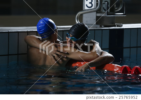 Swimming players who are pleased with each other 25765952