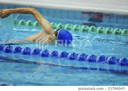游泳運動員爬行 游泳運動員爬行 25766045