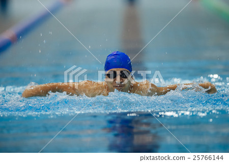 Swimmers 25766144
