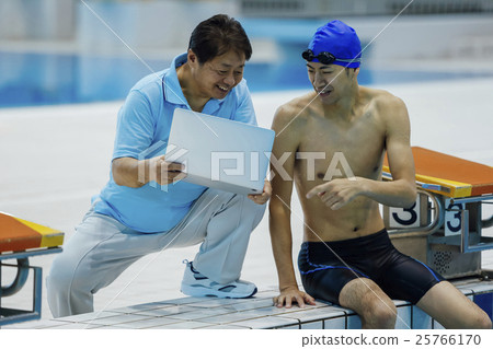 游泳運動員和教練 25766170