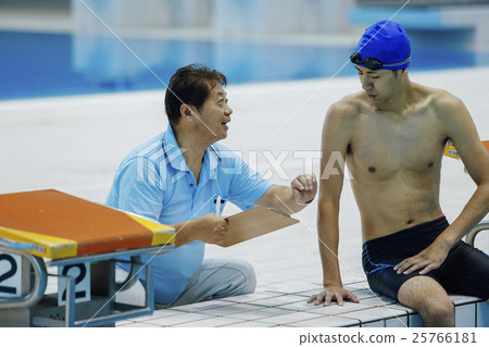 游泳運動員和教練 25766181