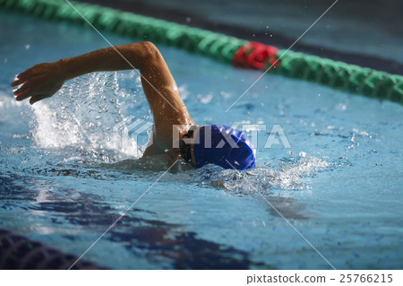 游泳運動員爬行 25766215