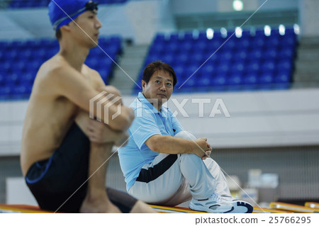 Swimmers and coaches 25766295