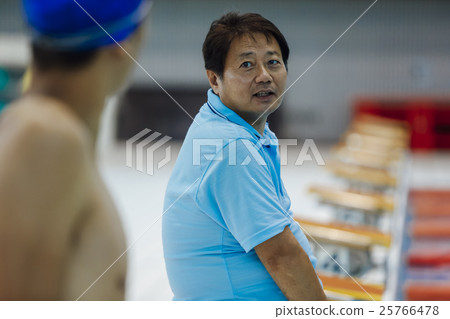 游泳運動員和教練 25766478