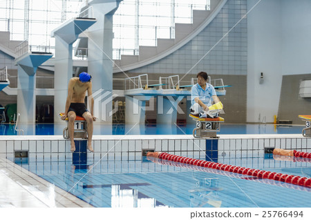 Swimmers and coaches 25766494