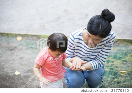 Girls and mothers 25770530