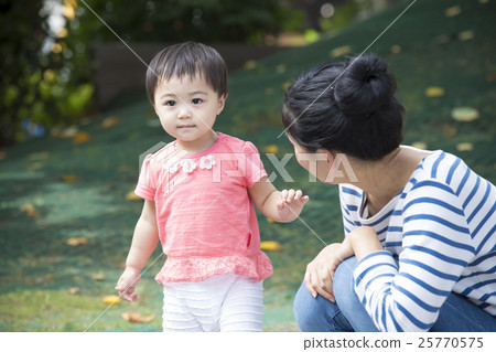 女孩和母親 女孩和母親 25770575