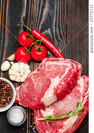 图库照片: uncooked organic shin of beef meat