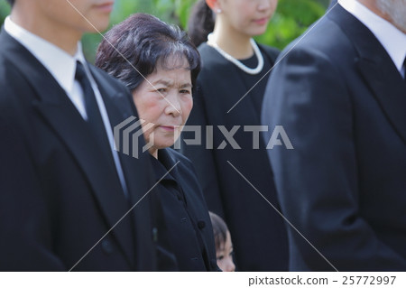 Image of relatives Image of relatives 25772997