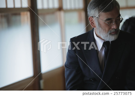 Image of relatives Image of relatives 25773075