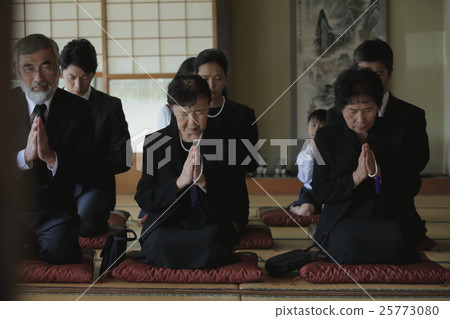 Image of relatives 25773080