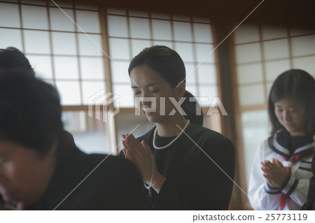 Image of relatives 25773119