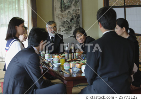 Image of relatives 25773122