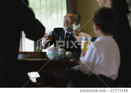 Image of relatives Image of relatives 25773148