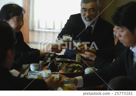 Image of relatives Image of relatives 25773181