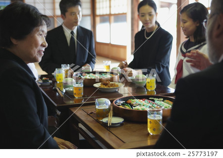 Image of relatives 25773197