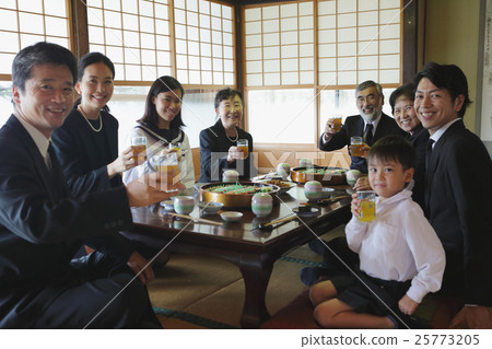 Image of relatives Image of relatives 25773205