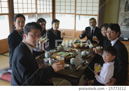 Image of relatives 25773212