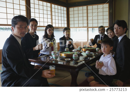 Image of relatives Image of relatives 25773213