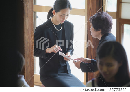 Image of relatives Image of relatives 25773221