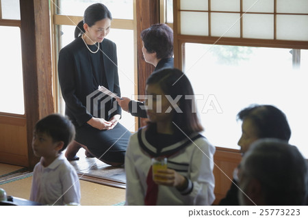 Image of relatives Image of relatives 25773223