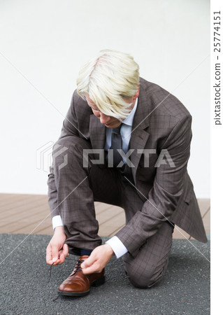 連接鞋帶的工薪族 25774151