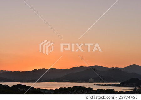 在清楚的天空Inoko湖的日落 在清楚的天空Inoko湖的日落 25774453