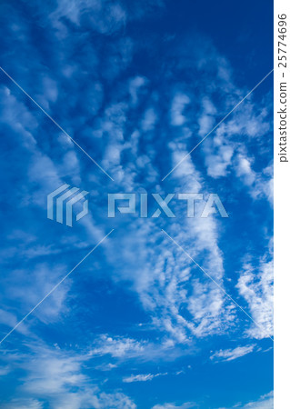 10月上旬的天空和雲彩(藍色更垂直與修飾) 10月上旬的天空和雲彩(藍色更垂直與修飾) 25774696