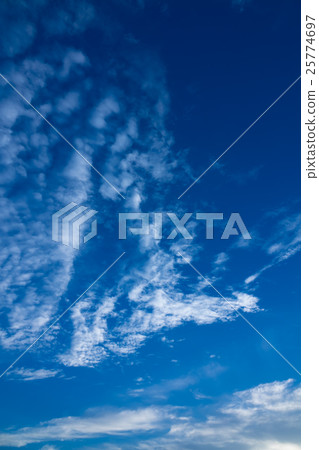 10月上旬的天空和雲彩（藍色更垂直與修飾） 25774697