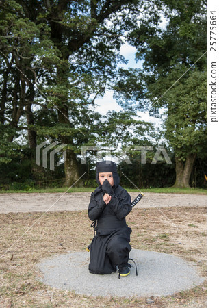 兒童的忍者黑色束出現在三重縣的伊賀上野城堡 兒童的忍者黑色束出現在三重縣的伊賀上野城堡 25775664