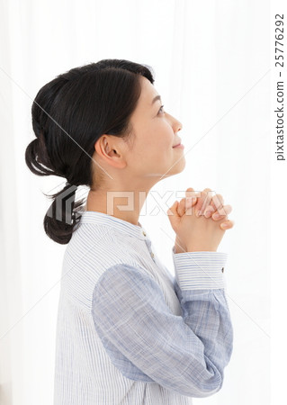女性祈禱 25776292