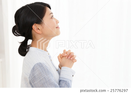 女性祈禱 25776297
