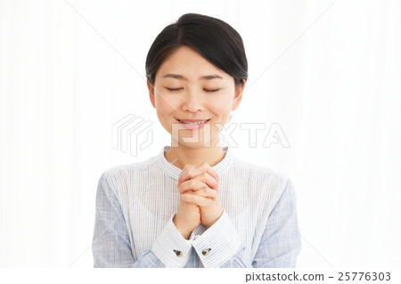 Female pray 25776303