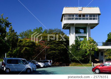 Autumn leaves and blue sky at the Senri Chuo Park 25776351