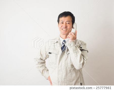 A businessman calling with a smile 25777981
