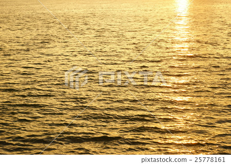 Reflection of the sunset on the water surface (Exposure 2) 25778161