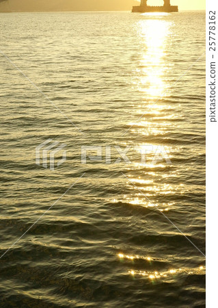 Reflection of sunset on the surface of the water 25778162