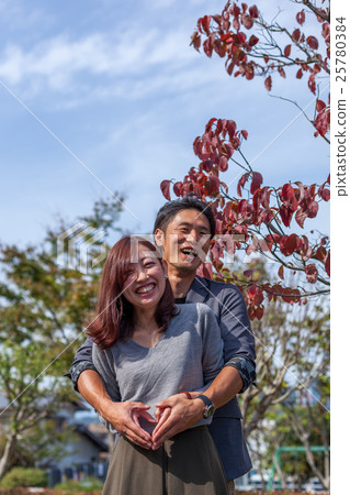 年輕夫婦2人 25780384