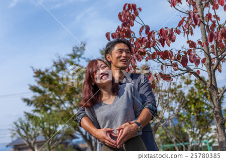 年輕夫婦2人 25780385