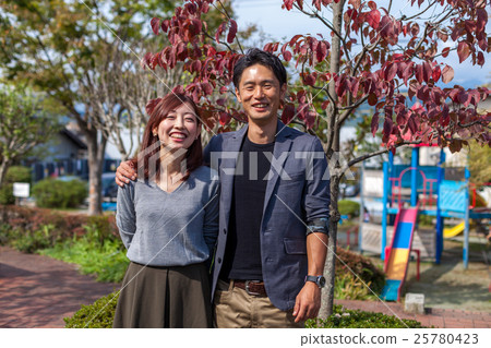 年輕夫婦2人 25780423