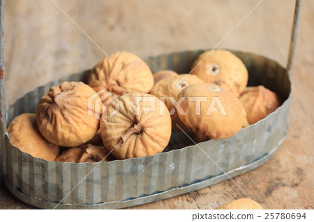 dried figs 25780694