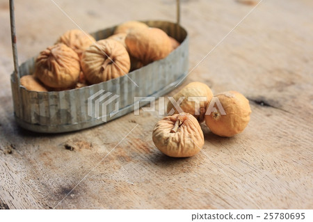 dried figs dried figs 25780695
