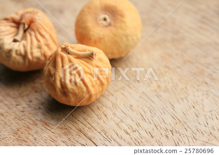 dried figs 25780696
